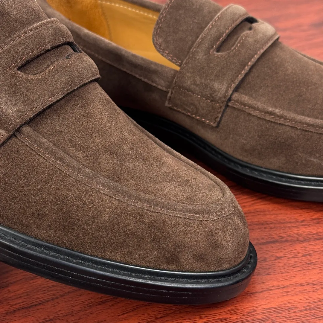 Batch 980 Gucci/Gucci new men's solid color leather loafers! These elegant loafers are crafted from soft suede calfskin and are available in two styles. The upper is decorated with genuine leather buckles, adding low-key and unique logo pattern elements. Simple style design. Classic European and American last style. Standard style. Red and green webbing decoration on the heel embellishes brand style details. Select high-quality leather, look at the details for textured workmanship, dyed calfskin lining, uniform and delicate pores, soft and comfortable. Thickened leather outsole, composite rubber bottom sheet at the heel, excellent foot comfort, wear-resistant and non-slip, the first choice for light luxury, versatile for footwear, and comes with a full set of packaging! Size: 39-40-41-42-43-44 leather shoe size (38.45.46 can be customized) Item number: 812168 Suede coffee color